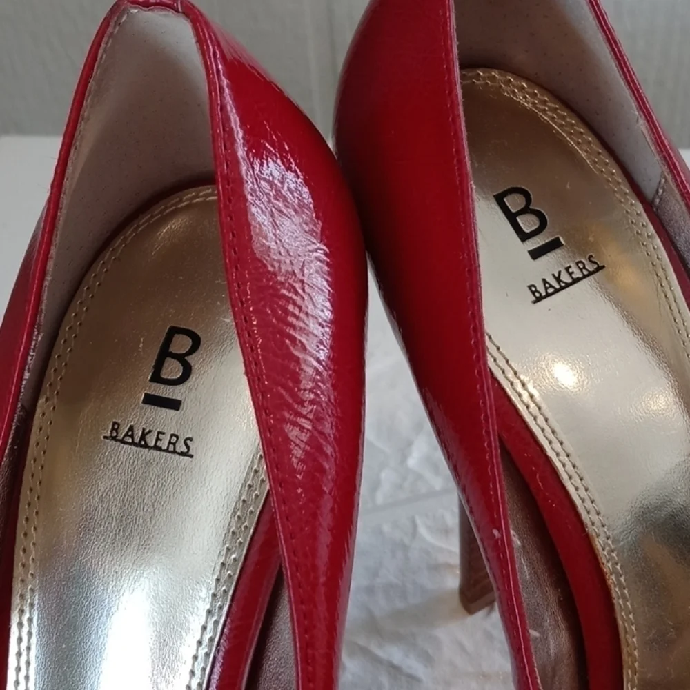 Baker's Shae platform shoes size 8 red
